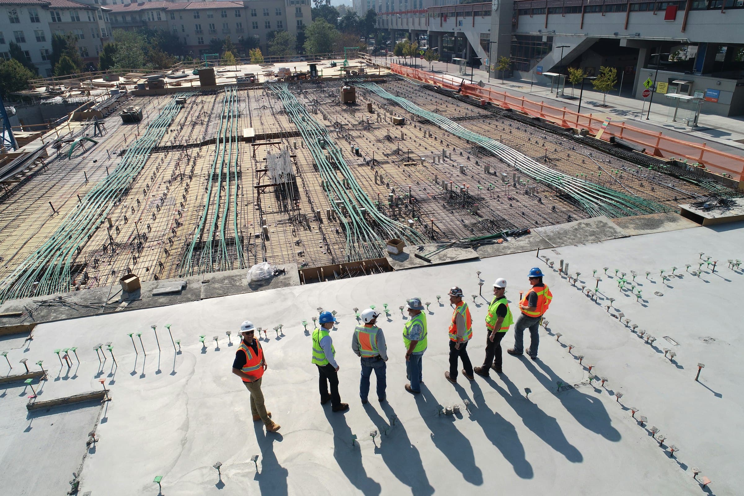 Team gewerblicher Mitarbeiter auf einer Baustelle